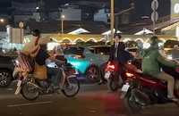 Phạt nhóm quay clip thanh niên ngồi ngược trên xe máy đang chạy ở quận 1