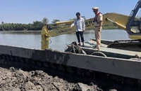 Đang nạo vét sông lấy đất đi bán thì bị Cảnh sát đường thủy bắt quả tang