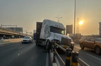 Tai nạn trên cầu Sài Gòn, ùn tắc kéo dài