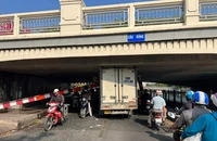 Tông gãy thanh giới hạn chiều cao, xe tải lại kẹt dưới gầm Cầu Bông