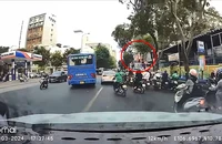 Camera ghi cảnh xe buýt lấn làn ở trung tâm TP.HCM
