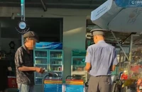 VIDEO ĐIỀU TRA: 'Phù phép' đưa khách không có vé lên tàu