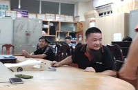 Các chủ tiệm phá xe trên Quốc lộ 51 thừa nhận hướng dẫn trẻ em rút dây mobin sườn
