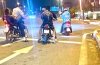 4 thanh niên tụ tập lạng lách, bốc đầu xe trên đường Phạm Văn Đồng