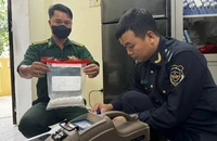 Đi nhặt ve chai, phát hiện túi chứa 1.500 viên nghi ma túy dạt vào bờ biển