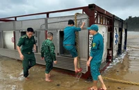 Sà lan và 3 bồn kim loại dạt vào bờ biển Quảng Ngãi