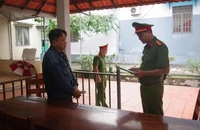 Bị bắt vì thuê cơ giới đến khai thác mỏ cát của người khác