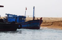 Sóng lớn dập vào tàu cá Quảng Ngãi, 1 người mất tích, 3 người bị thương
