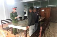 Công nhân làm đường cao tốc Bắc - Nam chở dầu công ty đi bán