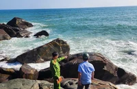 Quảng Ngãi: 2 phụ nữ cạo rong mứt rơi xuống biển, 1 người chết, 1 người mất tích