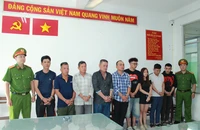 Bắt khẩn cấp nhóm người khiêng quan tài trước chợ Bến Thành