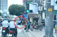 2 người đàn ông đi ô tô đánh người sau va chạm giao thông 