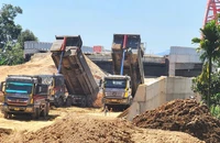 Tăng tốc thi công cầu vòm thép đầu tiên ở Quảng Ngãi