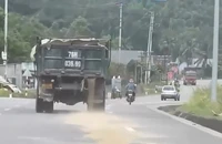 Dân gửi ảnh xe làm rơi vãi vật liệu xây dựng, công an xử phạt ngay