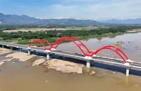 Chiêm ngưỡng cây cầu vòm thép đầu tiên bắc qua sông Trà Khúc