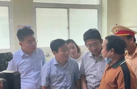 Ban ATGT tỉnh Quảng Ngãi thăm hỏi nạn nhân vụ xe tải lật vào nhà dân