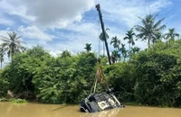 Ông ngoại lái ô tô chở cháu 30 tháng tuổi rơi xuống sông ở Quảng Ngãi