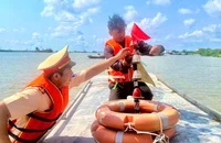 TP.HCM: CSGT chủ động đảm bảo an toàn giao thông mùa mưa bão
