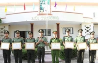 Khen thưởng tập thể, cá nhân trong chuyên án bắt hơn 1,3 tấn thuốc nổ