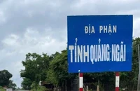 Xử lý biển báo 'địa phận tỉnh Quảng Ngãi' nhem nhuốc trên quốc lộ