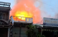 Nhiều tiếng nổ trong vụ cháy cửa hàng sơn và hóa chất ở Quảng Ngãi