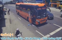 Xe khách dừng đèn đỏ xả rác xuống đường ở Quảng Ngãi