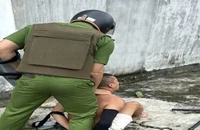 Bắn anh trai bằng súng tự chế rồi cầm dao cố thủ trong nhà 