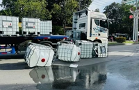 Nghi hóa chất đổ ra đường sau sự cố giao thông khiến người dân đau đầu, buồn nôn...