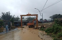 Chùm ảnh: Mưa lớn gây ngập sâu, sạt lở chia cắt nhiều nơi ở Quảng Ngãi