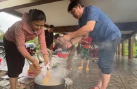 Cán bộ Quảng Ngãi thành 'anh nuôi’ lo bữa ăn cho dân rời làng tránh sạt lở