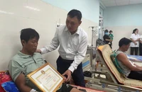 Khen thưởng nhiều người góp sức tìm kiếm, cứu nạn 3 người ở Lý Sơn bị trôi trong bão
