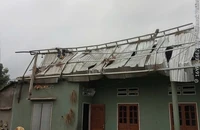 Lốc xoáy trong đêm làm hư hại nhiều nhà dân ở Quảng Ngãi
