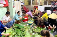 Người dân Quảng Ngãi tất bật gói bánh, soạn thực phẩm gửi vào vùng lũ