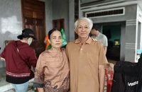 36 giờ ngâm mình trong lũ: ‘Vợ chồng tôi sống sót nhờ phép màu’