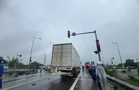 Vượt đèn đỏ gây tai nạn liên hoàn ở đường dẫn cao tốc, 2 người thương vong 