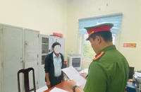 Bắt tạm giam người đàn ông ném gạch vỡ xương mặt bé 12 tuổi