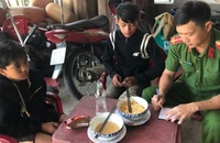Cứu 2 thiếu niên trên thuyền chết máy trôi dạt trong lòng hồ thủy điện