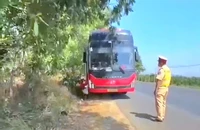 Xe khách chạy tuyến Nghệ An - TP.HCM 'nhồi nhét' khách chật như nêm
