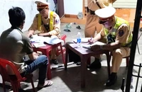 Xe khách 25 chỗ nhồi nhét 61 người, tài xế và chủ xe bị phạt 209 triệu đồng