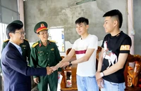 Những cặp song sinh ở Quảng Ngãi viết đơn tình nguyện nhập ngũ