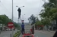 Tài xế xe biển xanh chở người 'làm xiếc' trên Quốc lộ 14 bị xử phạt