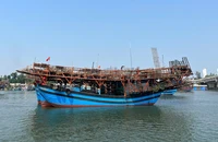 Quân đội điều tàu hải quân cứu 36 ngư dân Quảng Ngãi trên tàu cá bị hỏng máy, trôi tự do