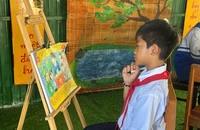 Học sinh đồng bào Xơ Đăng ở Quảng Ngãi vẽ tranh cổ động bầu cử