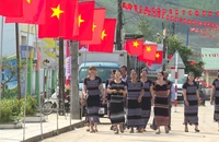 Buôn làng ở Quảng Ngãi rực rỡ cờ hoa chờ ngày đi bầu cử