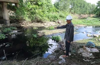 Quảng Ngãi: Kênh chìm Sơn Tịnh đen kịt, bốc mùi nồng nặc nhiều năm