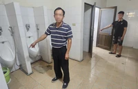 Ném hơn nửa kg vàng vào thùng đựng cây lau nhà ở cửa khẩu Bờ Y