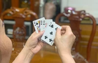Đang đánh bài công an ập tới, những gì bị quy thành tiền làm căn cứ xử lý hình sự?