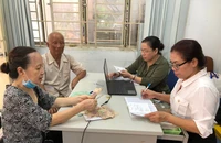 Người dân tại TP.HCM nhận lương hưu hằng tháng. Ảnh: BHXH TP.HCM cung cấp