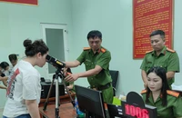 Từ ‘kỷ niệm’ sổ hộ khẩu đến ‘căn cước điện tử’