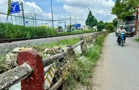 TP.HCM: Hàng rào bảo vệ đường sắt hư hỏng nặng, tiềm ẩn nhiều rủi ro